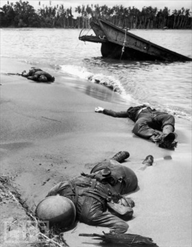 Buna-Gona Campaign: Dead GIs on Buna Beach, February 1943