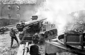 Battle of Aachen: M12 155mm self-propelled gun shells Aachen target, October 1944