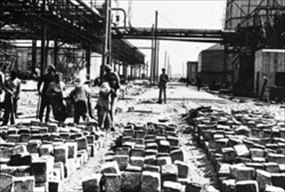 IG Farben: Roadworks crew of forced laborers, probably at Auschwitz III-Monowitz