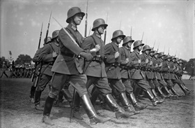 Parade march of German Reichswehr soldiers, 1930