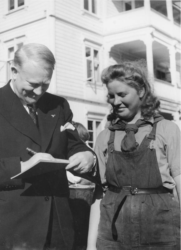 Vidkun Quisling with admirer, 1943