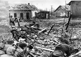 Soviet soldiers defend themselves amid Stalingrad ruins