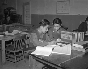 MISLS Nisei students practice Japanese-to-English translation, Fort Snelling, 1944