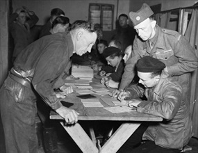 UNRRA Polish DP being regis­tered at Buchen­wald